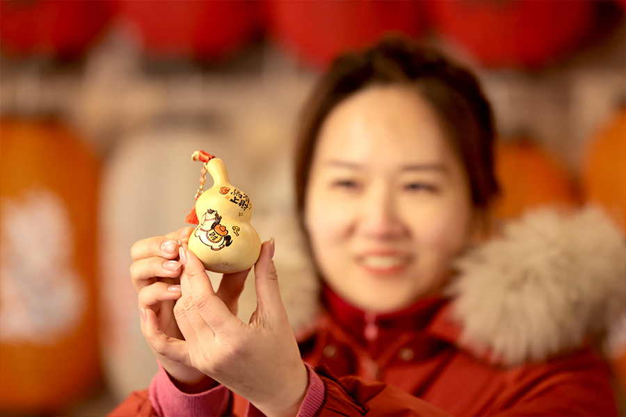 1月30日，临清民间艺人赵杰展示其墨刻葫芦“马上有财”。 许金松 摄