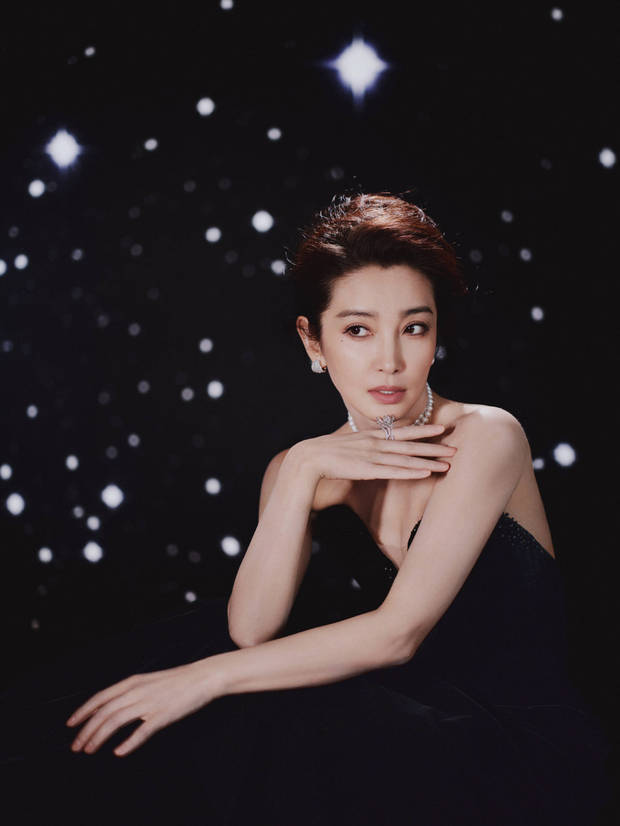 李冰冰端坐星空下，优雅动人。