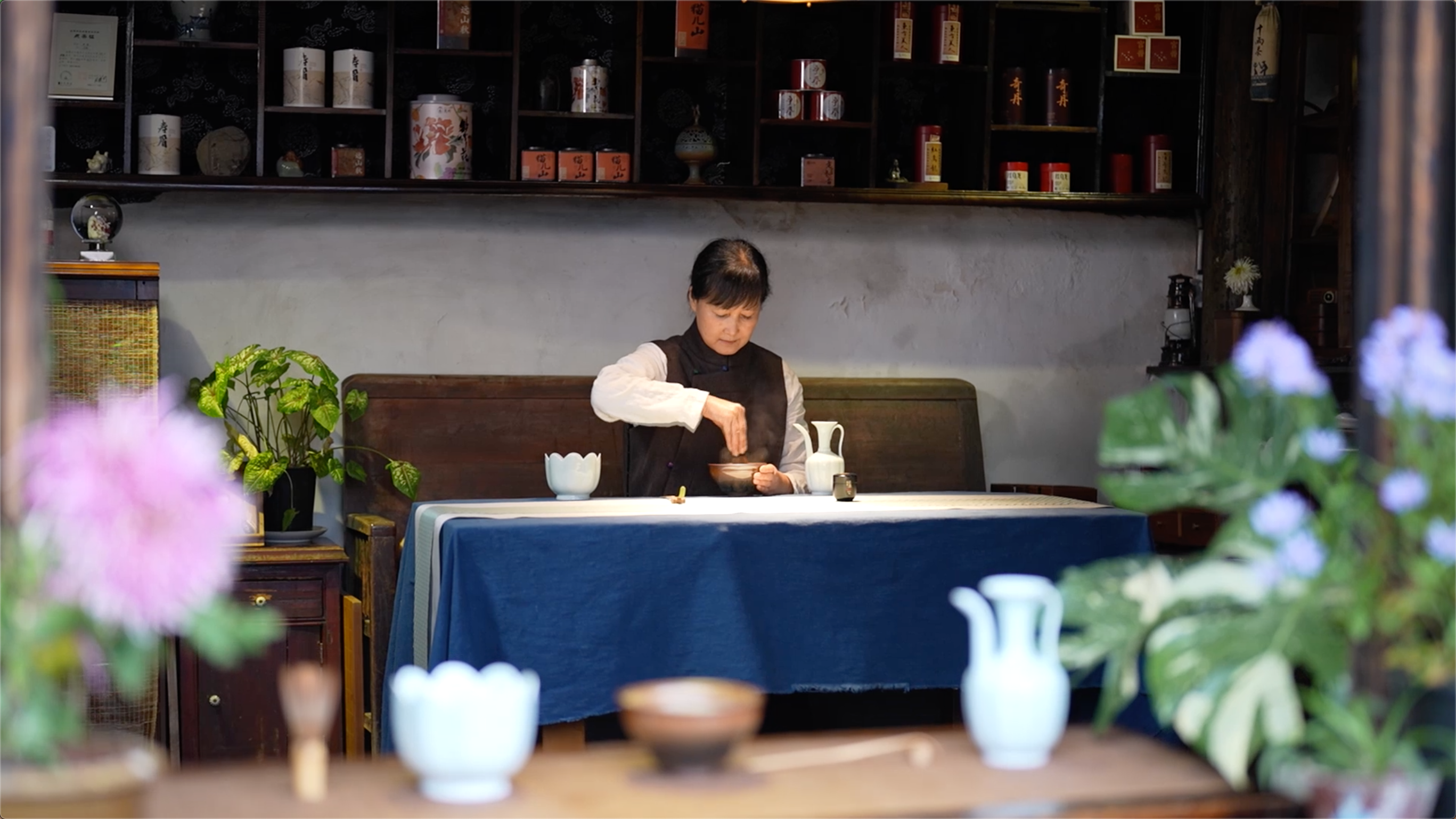 古城记忆茶舍主理人、非遗宋代点茶第21代第180位传人卢华制作点茶