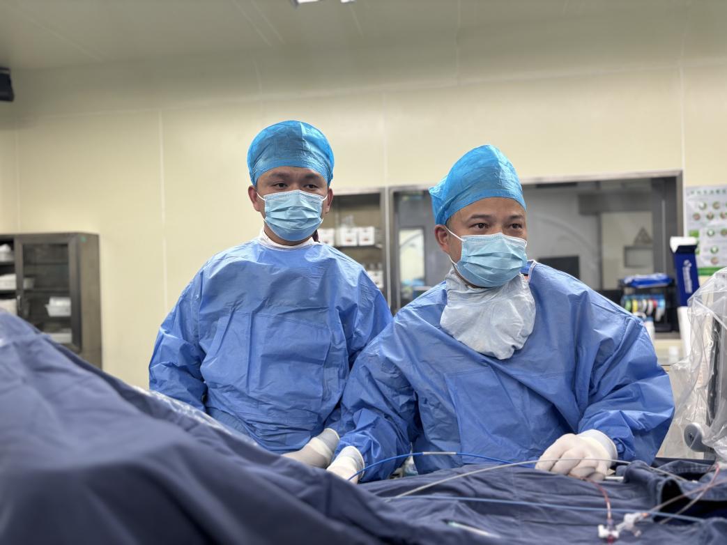 中大医院心血管内科陈龙副主任医师（右）、刘耀武主治医师正在手术中