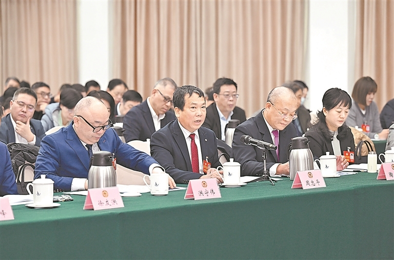 热烈讨论。江西日报全媒体记者 吴文兵摄