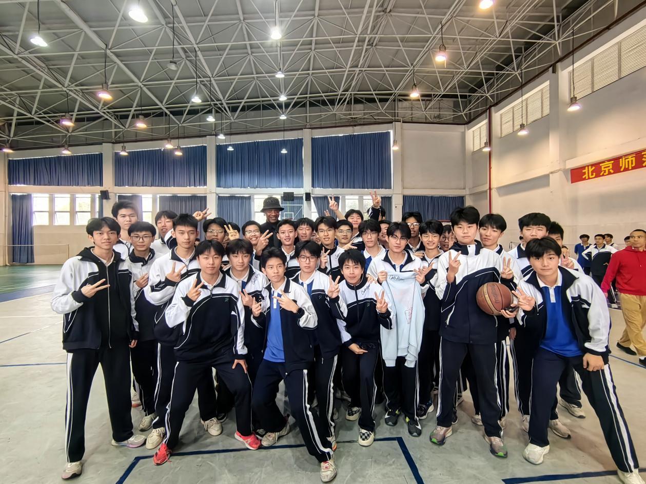 图为卡洛斯˙罗杰斯同前海未来教育集团西乡中学学子交流合影