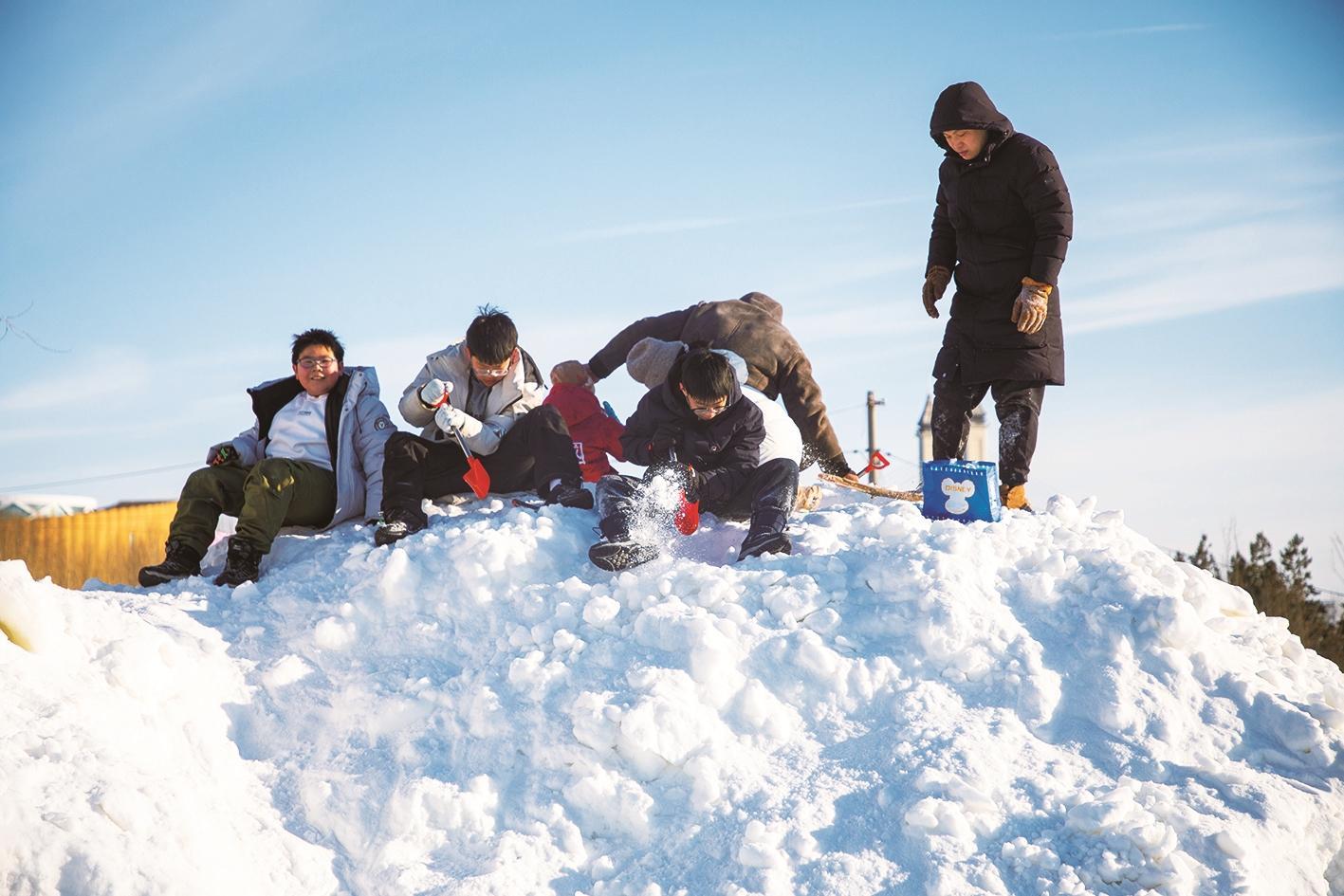 孩子们尽情感受冰雪带来的快乐。