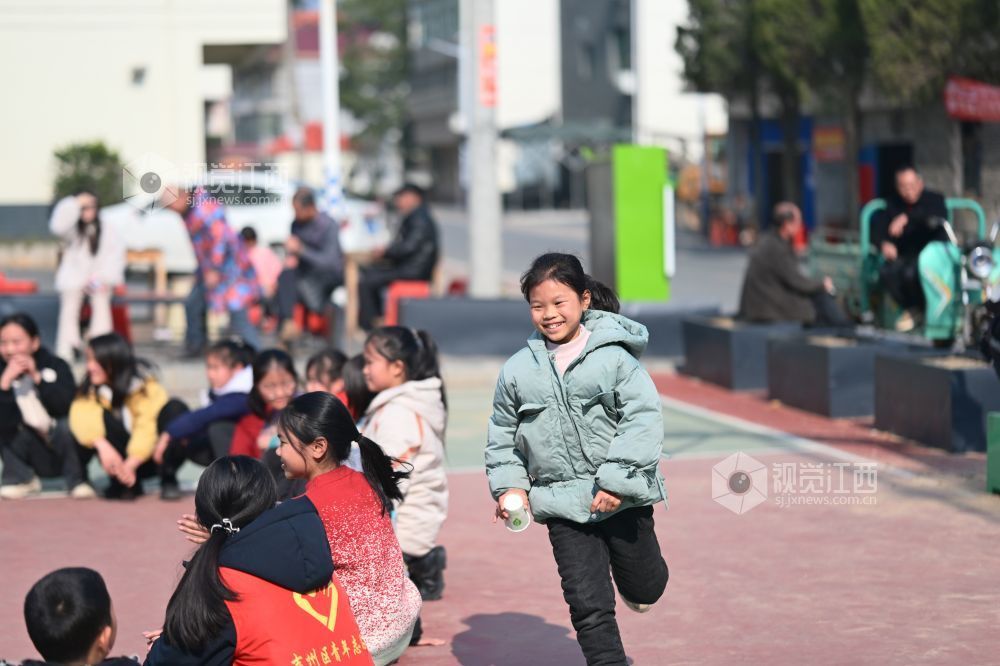 2026年2月4日，在江西省吉安市吉州区曲濑镇长明村支教点，“返家乡”大学生“吉聚青优”支教队的志愿者正在带领孩子们开展“丢手绢”游戏。