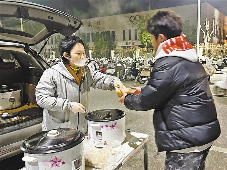 学生吃上热气腾腾的水饺。江西日报全媒体记者 徐黎明摄