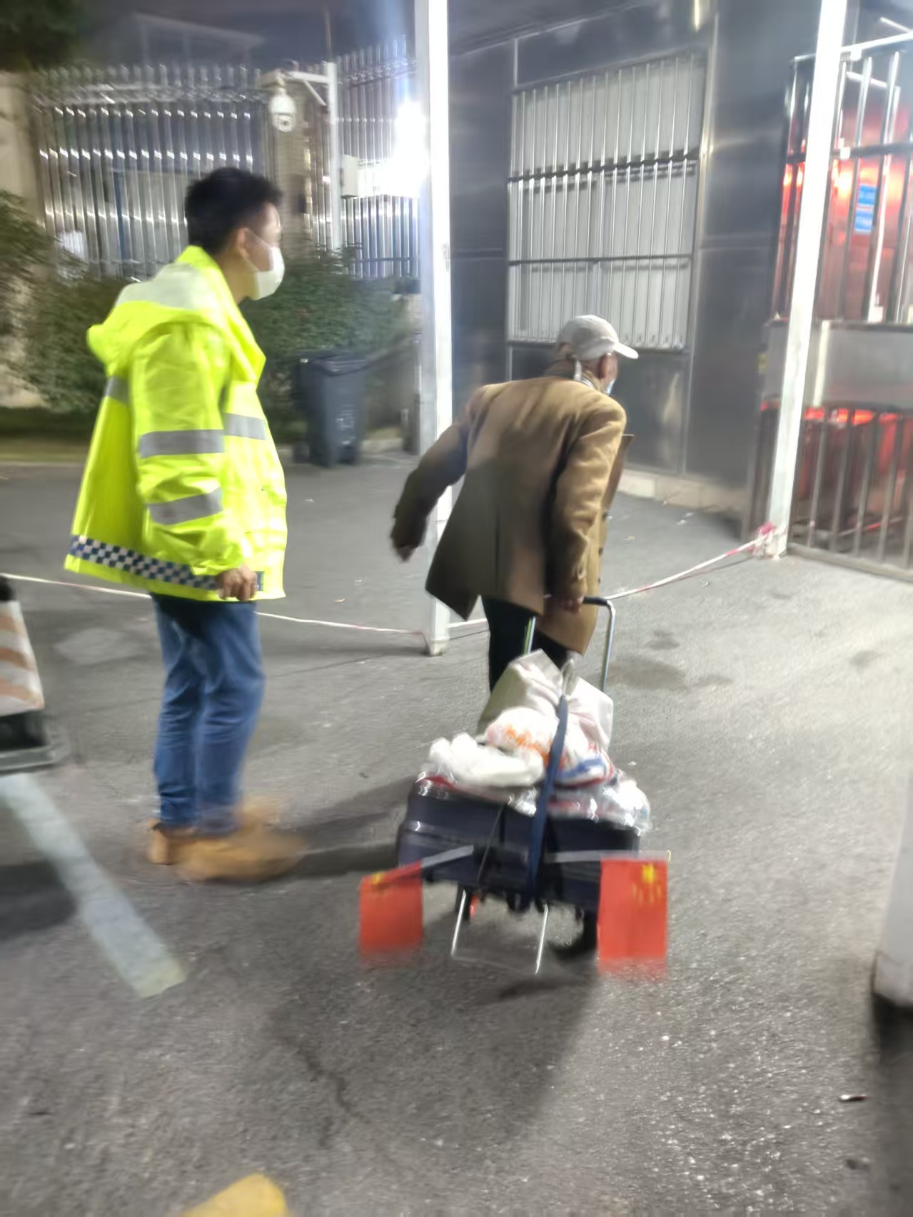 西乡街道社区寒夜紧急救助 护送聋哑长者入站