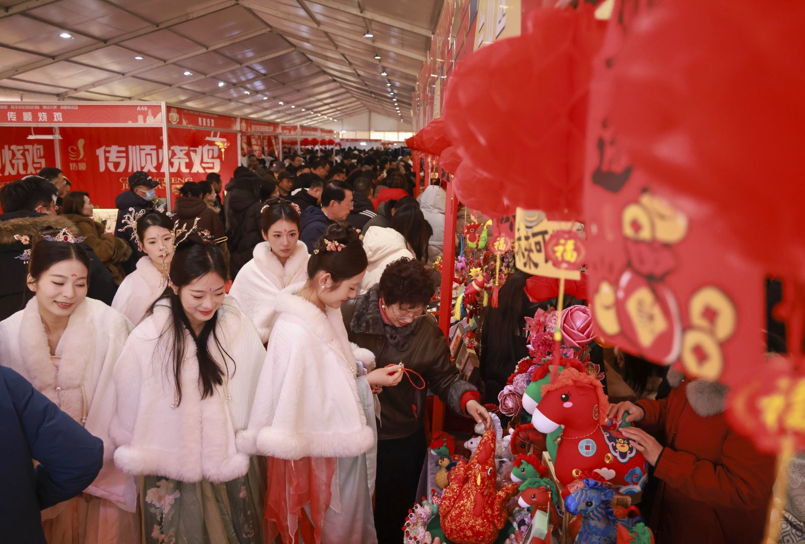 2026年1月30日，山东临沂，市民在“黄河大集”上挑选手工艺品。