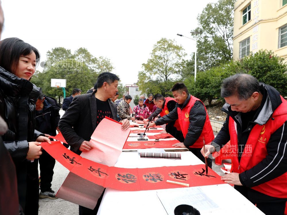 江西分宜：贺新春 送万福进万家（图）