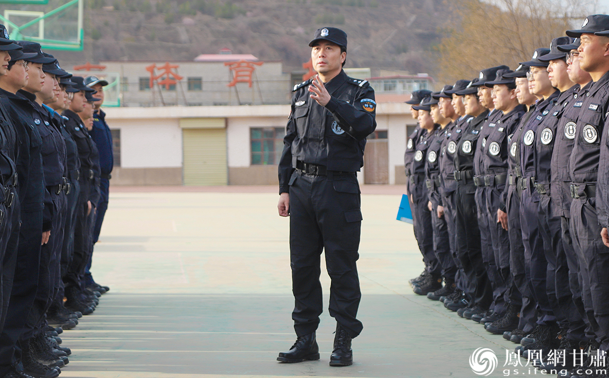 培养一支专业的交管队伍，是钟全龙（中）不变的初心。甘肃省公安厅供图