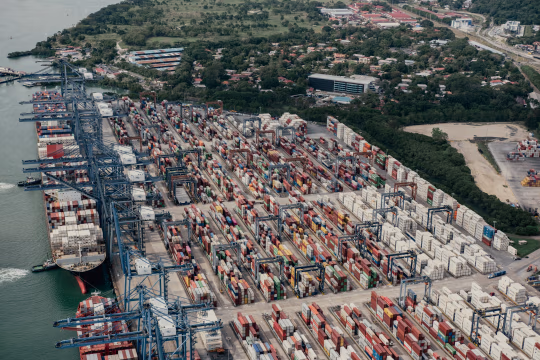 ▎1月29日,中国香港在巴拿马运河两端运营的巴尔博亚港遭到了巴拿马最高法院的违宪裁定。图源:The Wall Street Journal