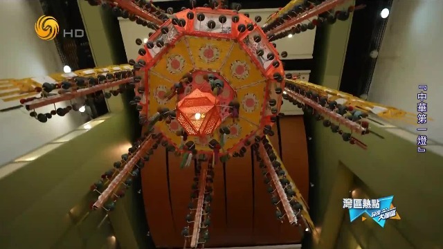 在广东，生了男丁的家庭，会在门口悬挂“添丁灯”