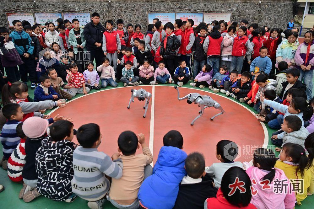 学生在观看机器狗表演(邓龙华摄)