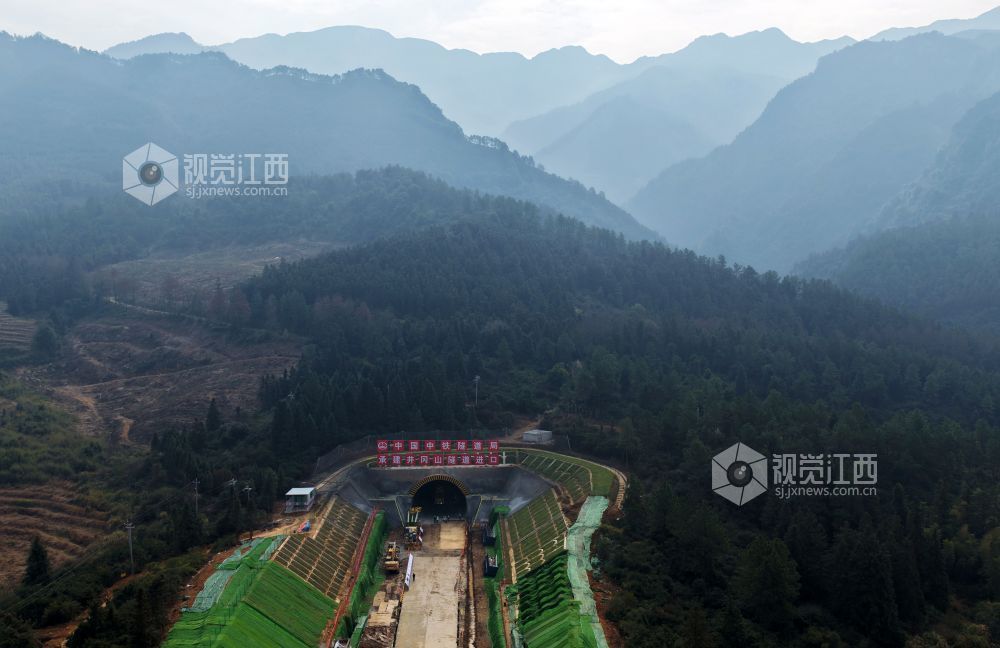 2月5日拍摄的江西吉安永新县境内的井冈山隧道进口。