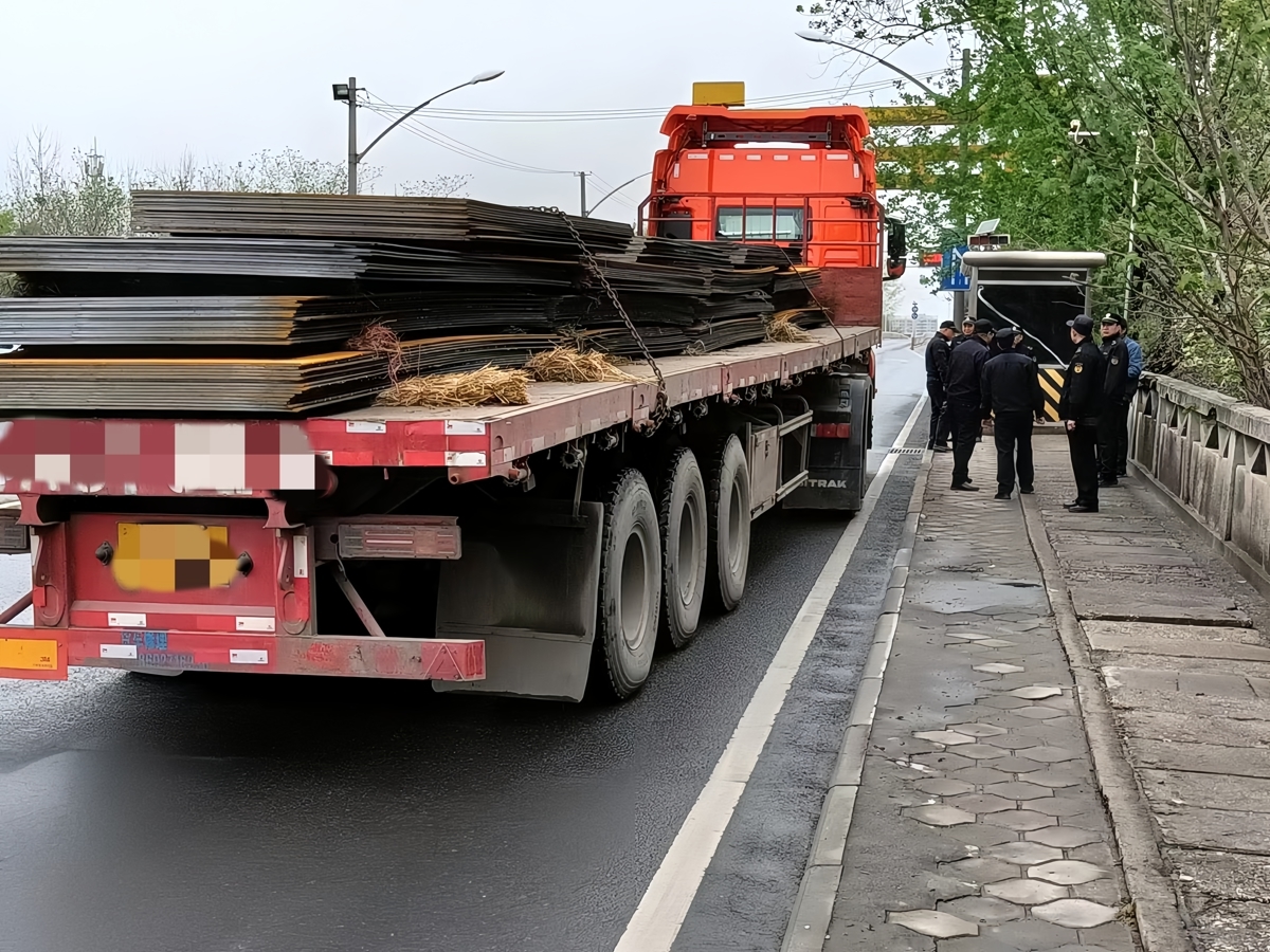 执法人员在朱家河桥周边值守查处超限车辆 (2).jpg