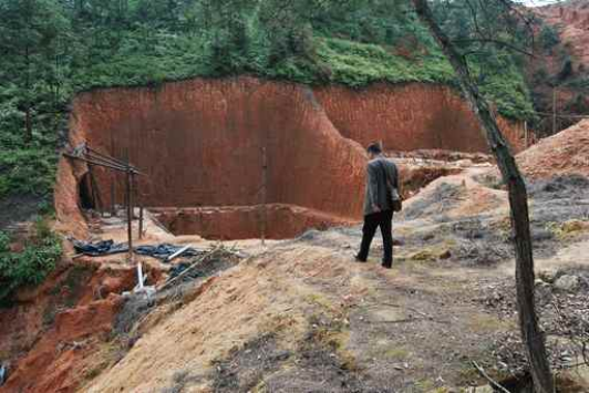 △在已关闭矿山周边有新鲜的开挖、爆破痕迹，形成高陡边坡或深坑