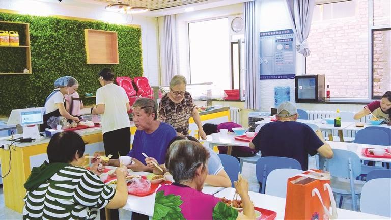 老人在社区幸福食堂就餐　彭美姣　摄