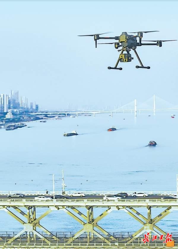 无人机瞰江城，赋能城市精细化治理。长江日报记者胡冬冬 摄