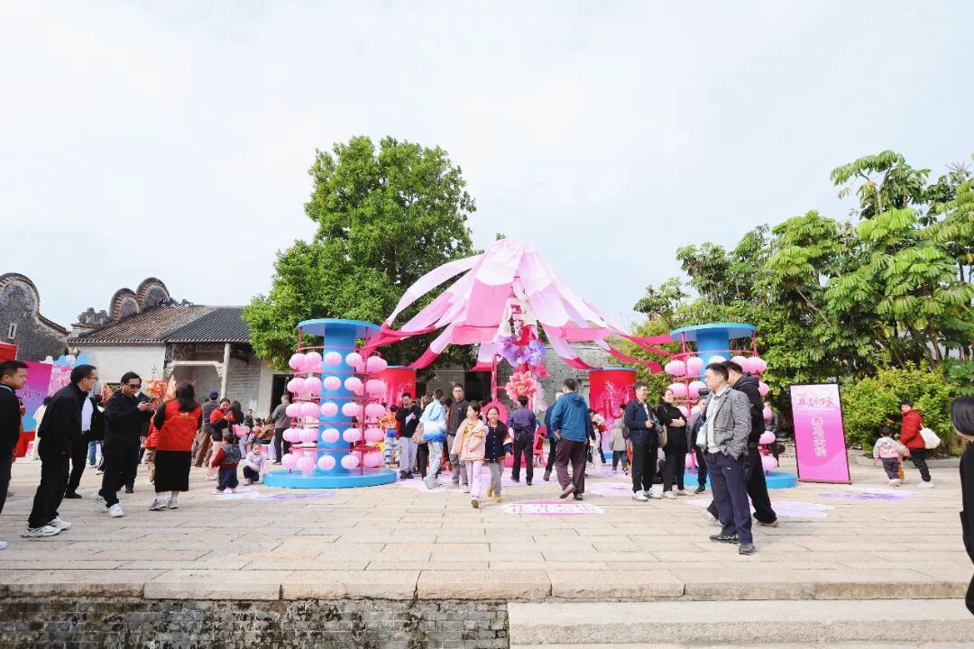 古村内设置多个马年祈愿主题装置供市民游客打卡