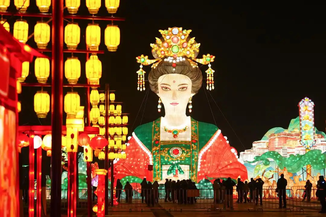 济宁太白湖新春灯会文成公主灯组。图源：齐鲁晚报&middot;齐鲁壹点