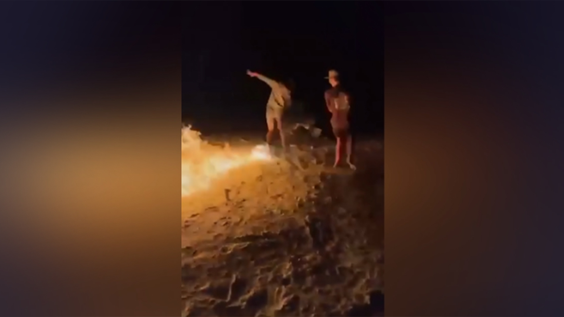 美国少年泼汽油不慎火烧同伴，受害者全身火焰狂奔，周围人竟笑着起哄“快跳湖”