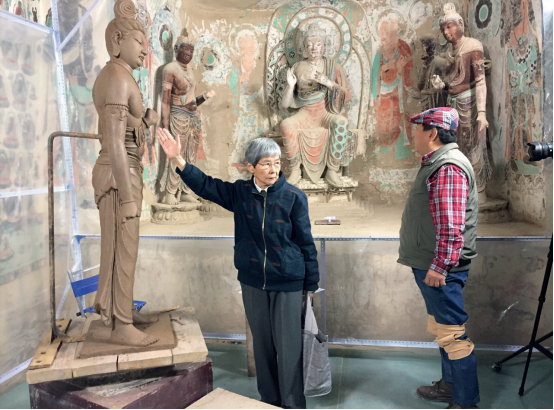在莫高窟第320窟临摹盛唐彩塑,樊锦诗院长现场指导。