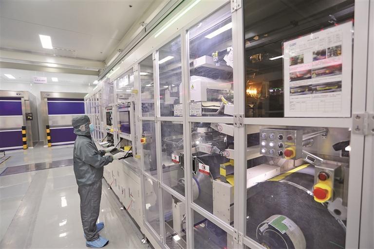 蜂巢能源生产“电池电芯”。