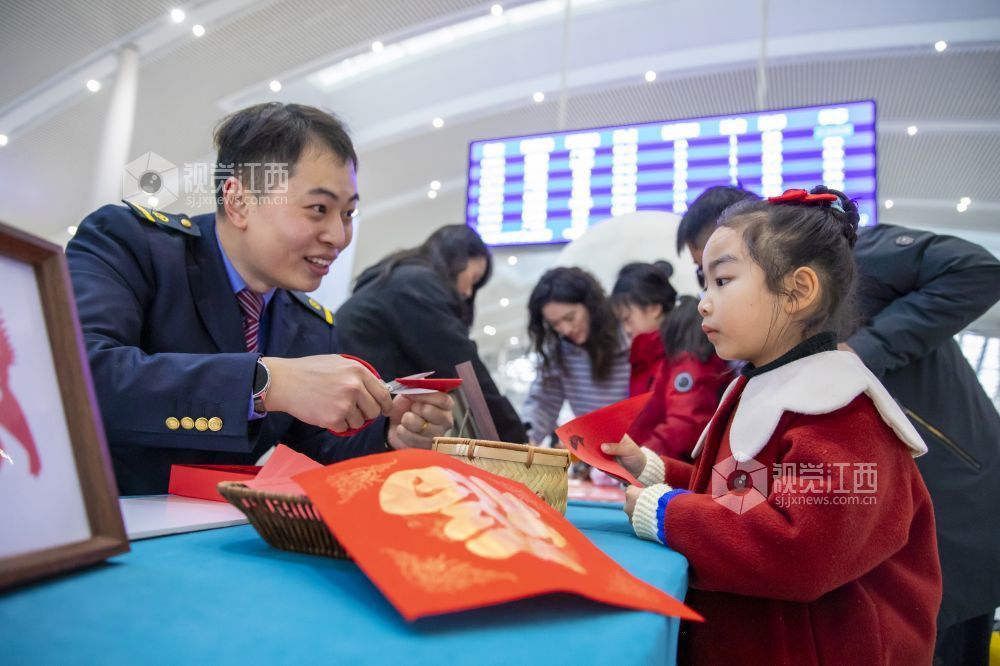 江西赣州：万福迎春暖归途 传统文化润旅途
