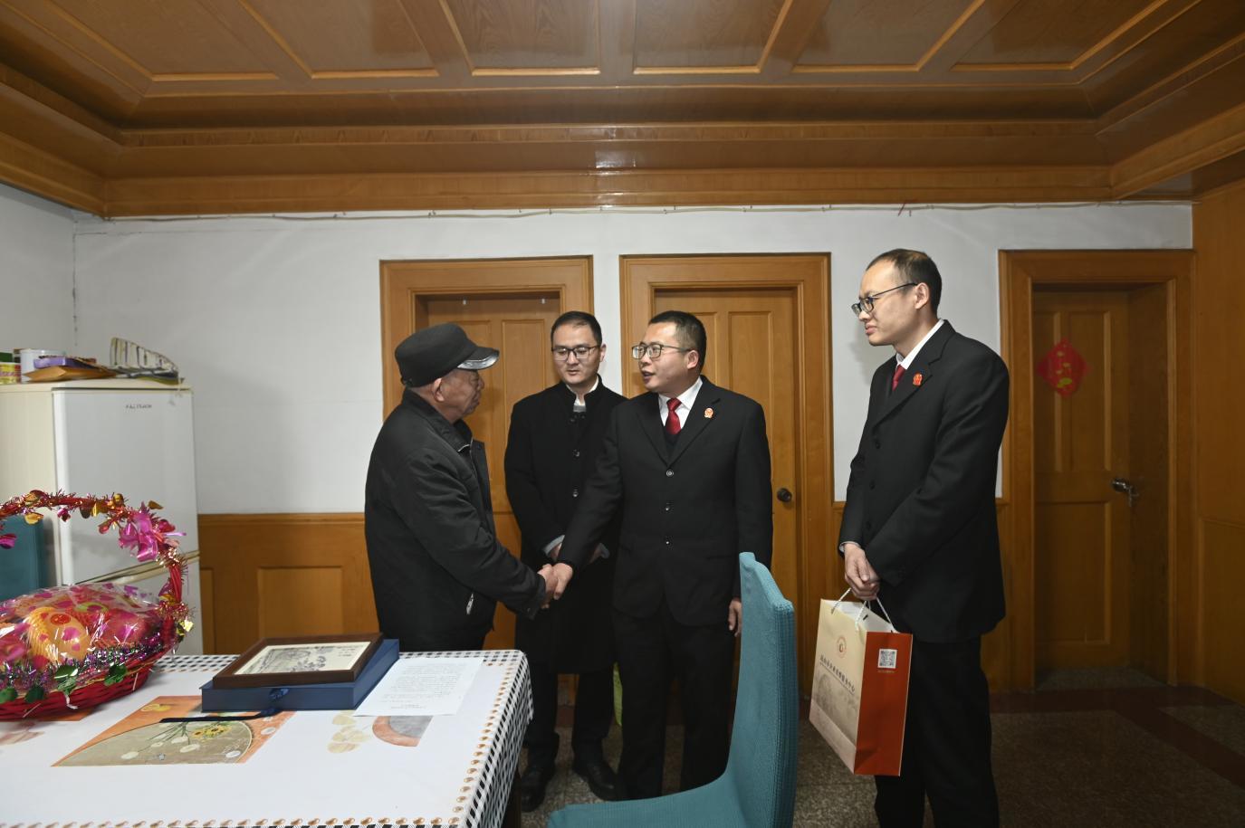 至吴某租住处送达民事裁定书（昆山市人民法院 常丽梅摄）