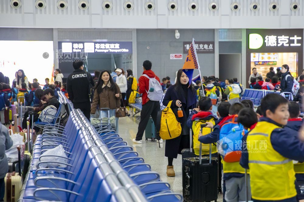 江西赣州:春运大幕拉开 南铁赣州车务段加开旅客列车82对(图)