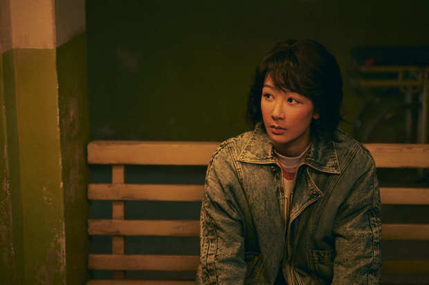 杨紫穿牛仔外套坐长椅，侧头凝望情绪细腻。