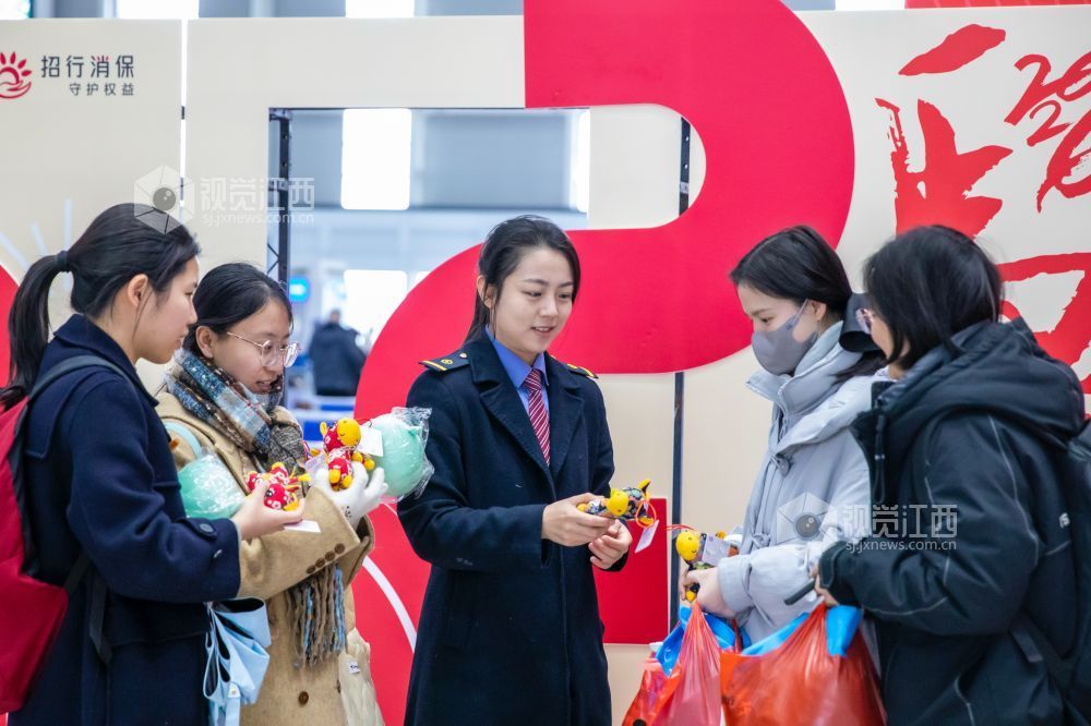 江西赣州：万福迎春暖归途 传统文化润旅途