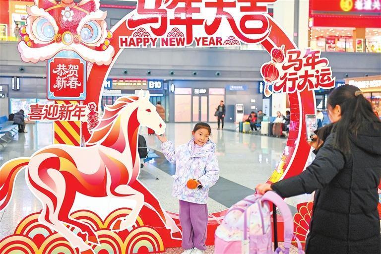 孩子站在“马年大吉”的装饰前留影