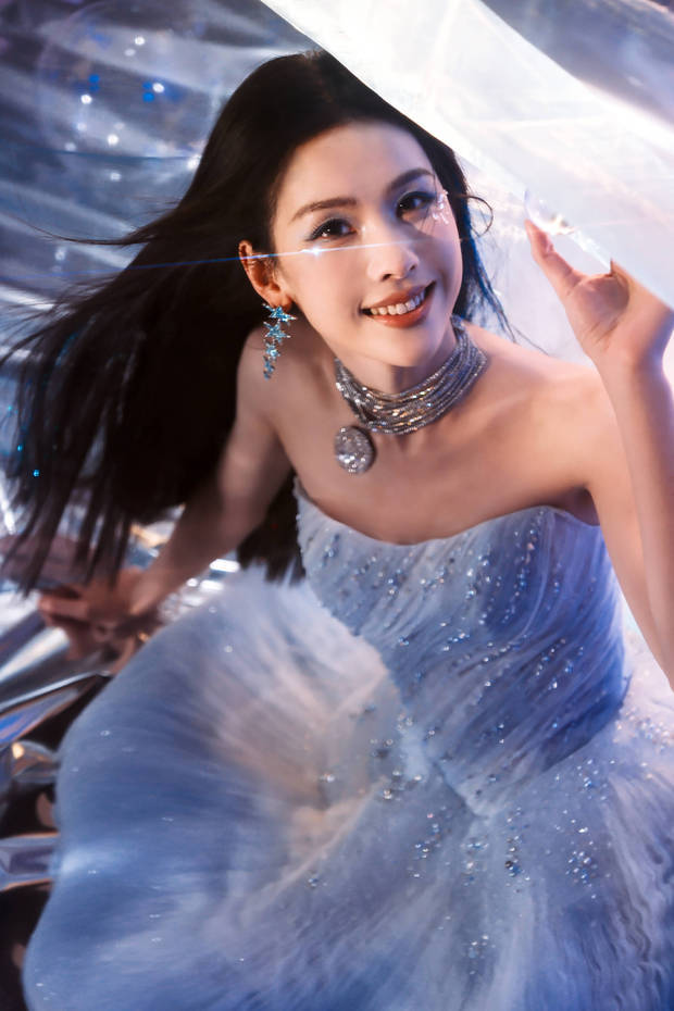 陈都灵绽放明媚笑容，魅力十足。