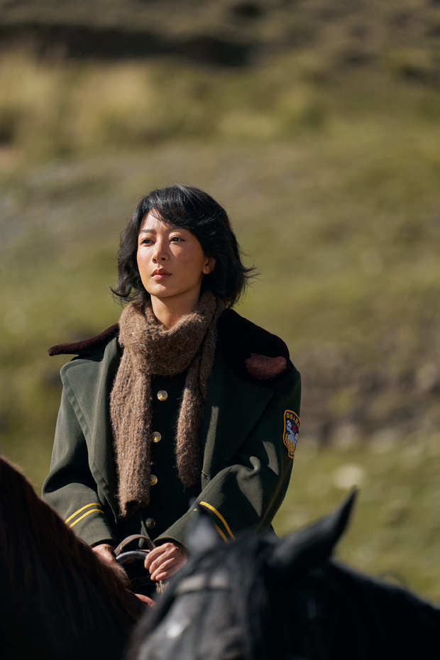 杨紫着制服配围巾，神态坚毅。