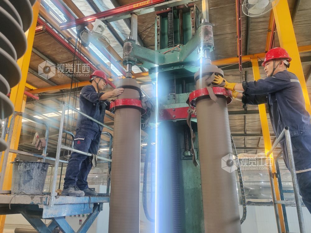 2026年2月3日，江西省萍乡市芦溪县中材江西电瓷电气有限公司，工人们正在全力赶制订单，以饱满干劲保障节前交付，力争实现一季度“开门红”。