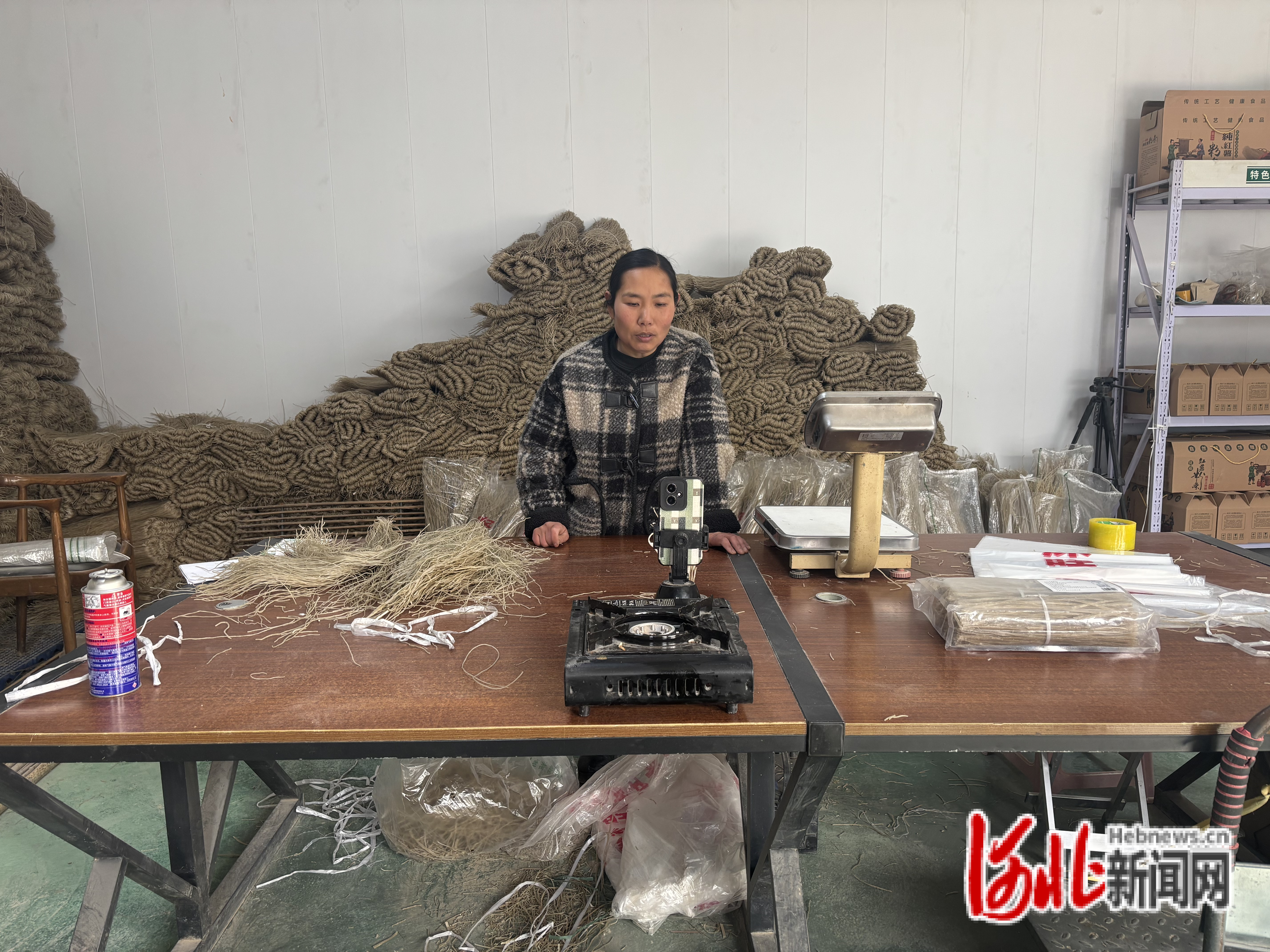 近日,永阳镇农民信文曼正在直播销售红薯粉条。金更月摄