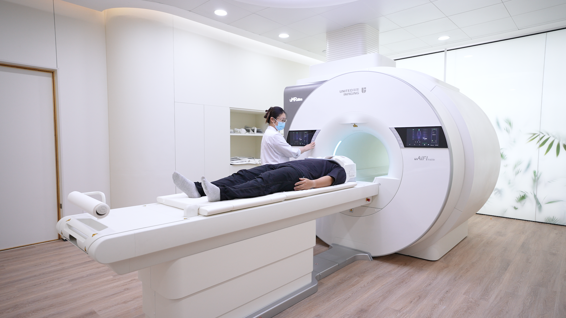 复旦大学附属华山医院正在开展世界首台“摄像”磁共振uMR Ultra临床测试