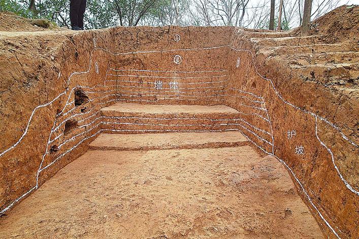 当阳市磨盘山楚城东南城垣南侧探沟墙体、基槽情况 湖北省文物考古研究院供图