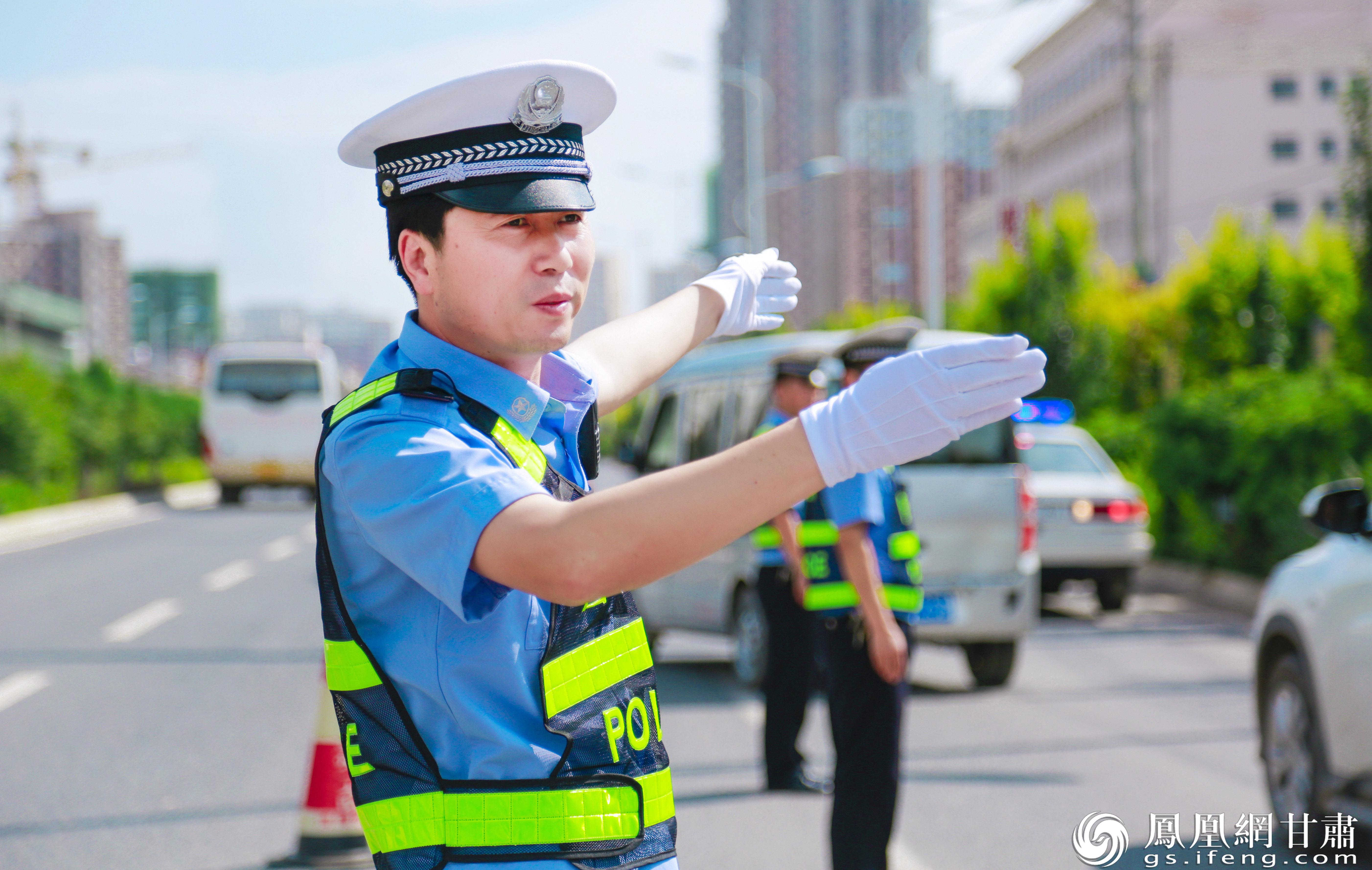 甘肃省定西市公安局交管支队支队长钟全龙认真指挥交通　甘肃省公安厅供图