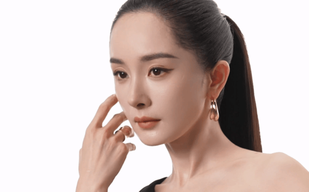 杨幂的时尚表现力满分。