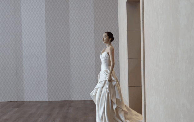 杨幂穿着白色长裙气质优雅迷人。