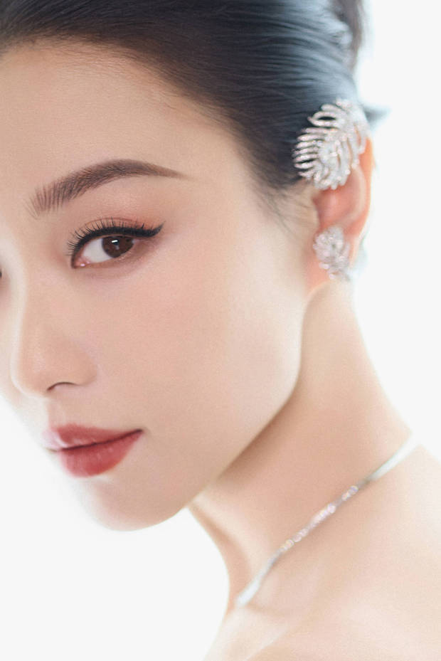 倪妮回眸惊艳。