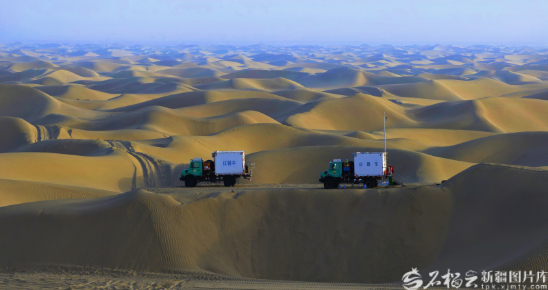 2025年2月，塔里木油田工作人员在塔克拉玛干沙漠腹地做三维地震采集。塔里木油田供图