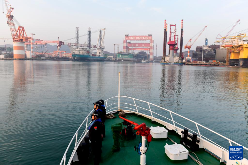 2月3日，在山东省烟台市芝罘湾，山东出入境边防检查总站烟台边检站来福士警务室的民警乘公务执法艇巡查。新华社记者 郭绪雷 摄