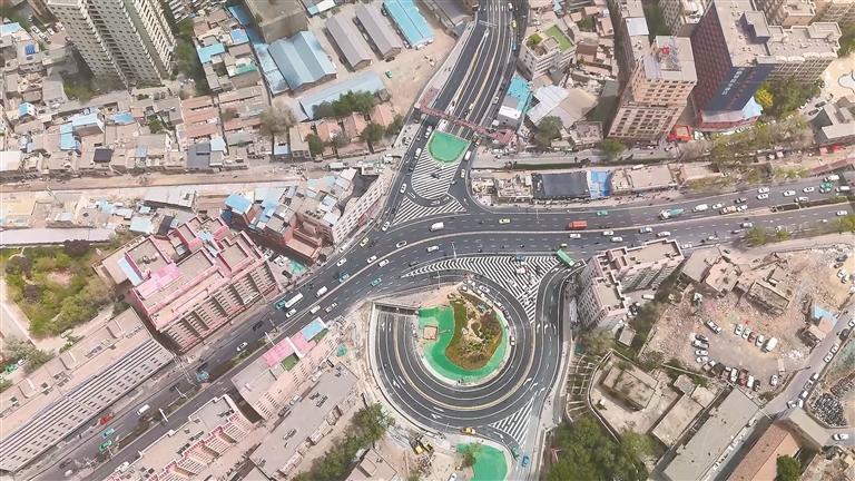 五星坪铁路平交道口综合治理项目建成通车　常亚金　摄