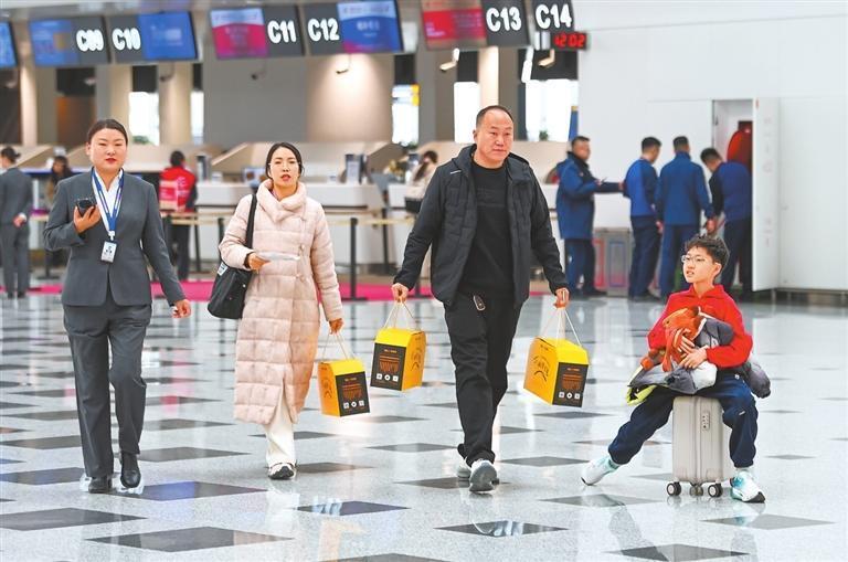 一家人提着精致的年货礼盒，奔赴团圆。