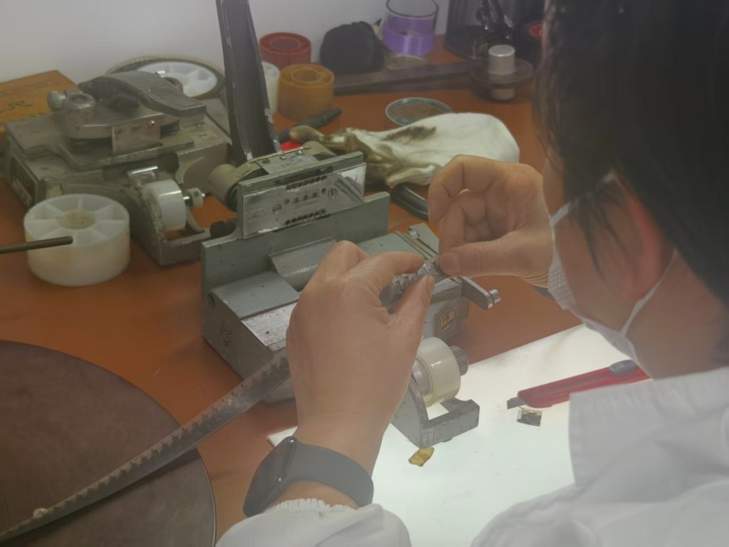 园区内,工作人员在修复老电影