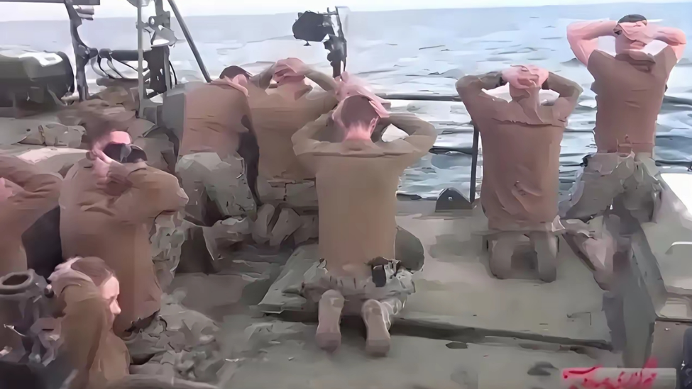 此前伊朗曾扣押美军小船并俘虏船上人员