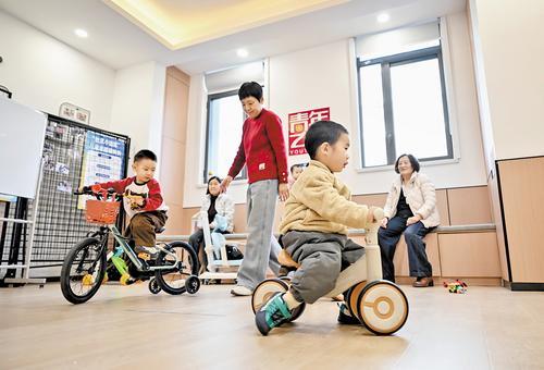 2月2日，雄安新区启动区易安社区党群服务中心，孩子们在儿童活动区快乐玩耍。 本报记者 田 明摄