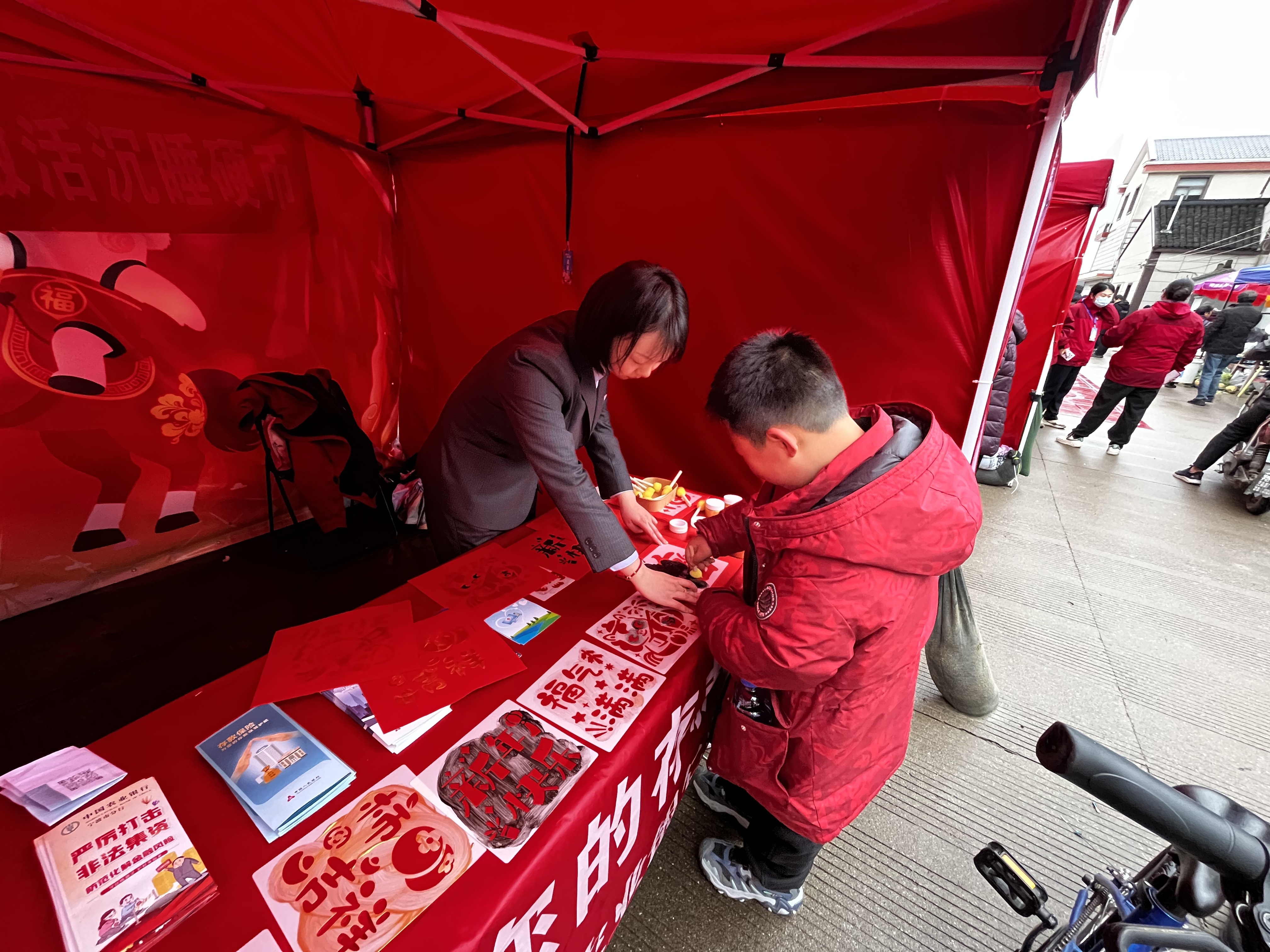 年糕糯香承年味 金融服务暖民心 农业银行宁波白峰支行开展金融知识普及活动